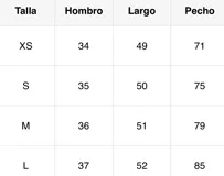 Musculosa negra de punto con cuello redondo y sisa americana. Decorada con estrellas plateadas en cuello y sisas, y una estrella roja bordada en el pecho.