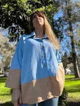 Camisa celeste y beige de lino, de corte recto, manga larga y cuello clásico.