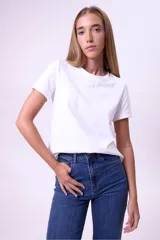 Remera blanca de algodón con cuello redondo y mangas cortas.