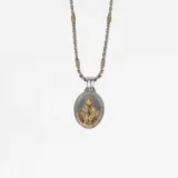 Conjunto de cadena plateada con dije ovalado de la Virgen Milagrosa en plata y detalles en oro.