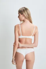 Colaless blanca con borde de encaje.