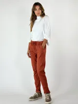 Pantalón color ladrillo de lyocell, corte recto, con cintura elástica ajustable con cordón y bolsillos laterales.