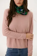 Sweater azul de tejido de punto con cuello redondo y mangas largas.