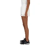 Pollera short deportiva New Balance Tournament color blanco con logo negro en la parte inferior.