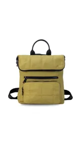 Mochila negra de nylon capitoneada con bolsillo principal con cierre, dos bolsillos frontales con cierre y asa superior.