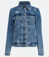 Campera de jean celeste con cuello camisero, cierre frontal con botones, bolsillos delanteros y recortes.