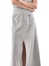 Falda larga blanca de lino, con tajo frontal y bolsillos parche en la parte delantera.