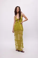 Vestido midi de chiffon color verde azulado con escote regulable con lazos y volados en los recortes.