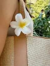 Broche para el pelo con forma de flor de hibisco color blanco con centro amarillo.