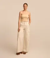 Pantalón super wide leg color beige, confeccionado en sarga ripstop, con bolsillos cargo y lazo en la barra.