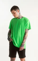 Remera verde de algodón pima peruano, de corte slim fit y cuello redondo.