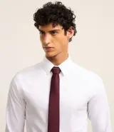 Corbata clásica color borgoña, de tela satinada con textura.