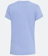 Blusa blanca de algodón con cuello en V, manga corta y bolsillo frontal.