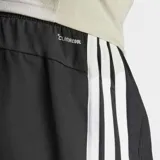 Short de entrenamiento Adidas Essentials 3 Rayas, color negro con logo y tres rayas blancas en el lateral. Confeccionado en tejido ligero de poliéster reciclado, con cintura elástica ajustable y bolsillos laterales con cierre.