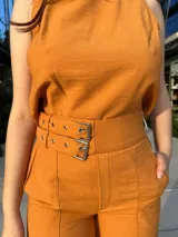 Conjunto de pantalón y blusa color mostaza.