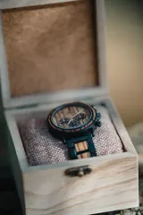 Reloj de pulsera Chenaut Aurum para hombre, con caja de acero inoxidable negra y esfera de madera de zebrano. La malla es de acero inoxidable negra con detalles en madera de bambú. Tiene cronógrafo, indicador de 24 horas y fechador.