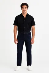 Pantalón de jean azul de corte skinny y tiro bajo.