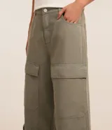Pantalón de hombre de corte super baggy confeccionado en sarga de poliéster y algodón color negro, con bolsillos cargo laterales, cintura con trabillas y cierre de cremallera.