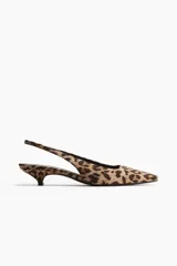 Zapatos destalonados con estampado de leopardo, punta fina, tira trasera con elástico y tacón kitten.