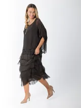 Vestido marrón de seda italiana, dos piezas: top de calce amplio y falda midi con volados. Incluye forro de algodón elastizado.