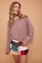 Short tejido a crochet con bloques de colores en tonos beige, marrón, verde, rojo y azul.