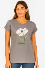 Remera gris con estampado de una flor blanca con detalles en azul y texto en verde.