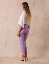 Pantalón recto verde esmeralda de gabardina elastizada, marca Zac & Rachel. Tiene pretina ancha con faja interna modeladora, bolsillos simulados en la parte delantera y bolsillos ojal en la parte trasera.