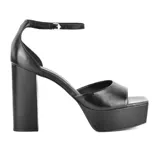 Sandalias de vestir negras con plataforma y taco cuadrado alto. Tira delgada con hebilla alrededor del tobillo. Marca Marco Donatti.