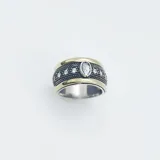 Anillo ancho de plata 925 con detalles en oro y circonias.