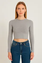 Top gris de manga larga y corte crop.