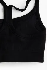 Top deportivo negro acanalado, con breteles finos y espalda nadadora.