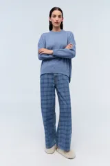 Sweater de tejido de punto de color azul claro, con escote redondo y calce holgado.