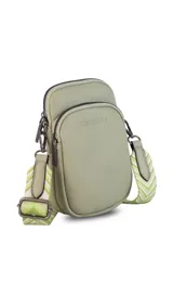 Bandolera pequeña tipo 'phone bag' de símil cuero color rosado pálido, con cierre de cremallera y correa ancha de tela con diseño de chevron en tonos claros.