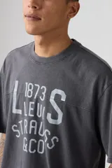 Remera gris de corte holgado con estampado frontal de la marca Levi's en color blanco.