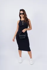 Vestido midi negro ajustado al cuerpo, sin mangas, con cuello redondo y largo hasta la rodilla.