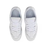 Zapatillas de cuero sintético color blanco, con diseño deportivo y suela gruesa.