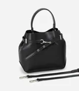 Cartera bucket pequeña de poliuretano color negro, con doble asa (corta y larga), cierre con botón y detalle de hebilla.
