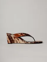 Sandalias con plataforma de cuero con estampado animal print en tonos marrones y blancos.