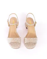 Sandalias de cuero color blanco con diseño tramado metalizado, taco cuadrado de 5 cm y pulsera al tobillo con hebilla.