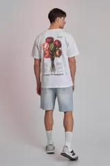 Remera gris con estampado pequeño en el pecho.