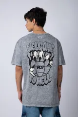 Remera gris con efecto acid wash, corte holgado y estampa frontal con una mano sosteniendo el mundo VCP.