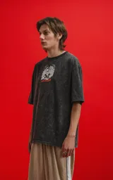 Remera negra con efecto acid wash y estampa frontal de calaveras de personajes de Disney.