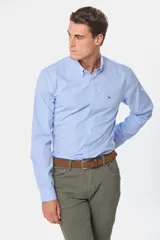 Camisa celeste a cuadros con cuello abotonado, manga larga, bolsillo en el pecho y logo bordado.