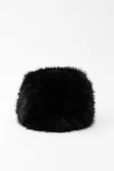 Gorro tipo casquete de pelo sintético color negro.