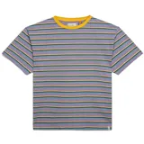 Remera de manga corta con cuello redondo y estampado de rayas horizontales. El color base es lila, con rayas en amarillo mostaza, verde oscuro y celeste. El cuello es de color amarillo mostaza liso.