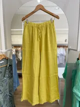 Pantalón palazzo blanco de lino, con cintura elástica.