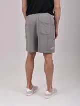 Bermuda negra de corte recto, con bolsillos laterales con cierre y logo estampado en la pierna izquierda.