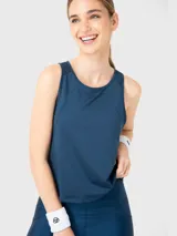 Remera de training azul de tela suave y fresca con malla en la espalda.