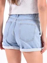 Short de jean celeste con cintura alta y ruedo doblado.