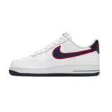 Zapatillas Nike Air Force 1 '07 blancas con detalles en azul marino y rojo.
